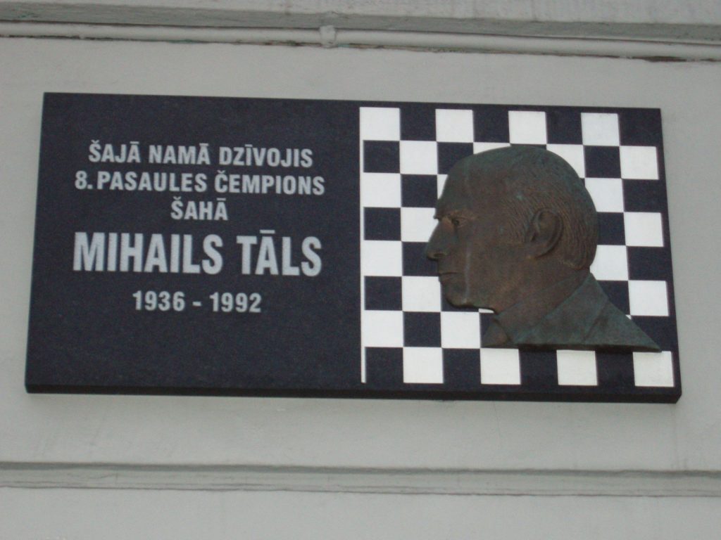 Mihails Talsin muisolaatta kotitalon seinässä.